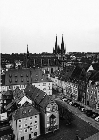 Náměstí v Chebu se špalíčkem a kostelem sv. Mikuláše a Ludmily.