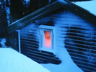 Zasněžená horská chata.