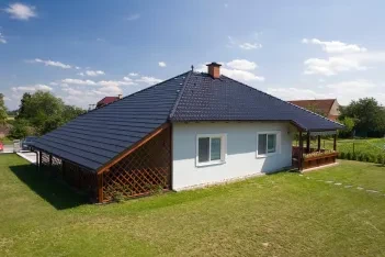 Přízemní dům s černou střechou Tondach Traditon 11 (Falcovka 11)