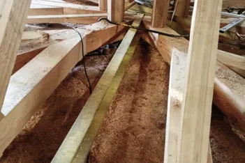 Detailní pohled na krov vesnického altánu