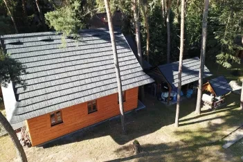 Plasový šindel byl použit i na ostatní objekty