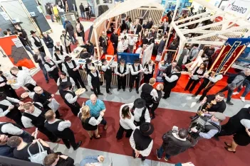 Pohled na tančící lidi na veletrhu Střechy Praha 2025