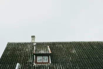 Střecha s azbestovou krytinou, autor Daniel Żabiński