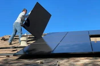 Montáž fotovoltaické panelů na střechu