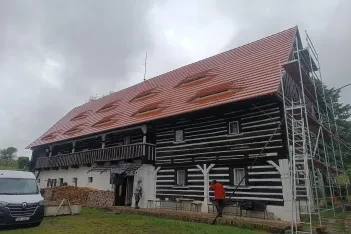 Volská oka  na roubené chalupě