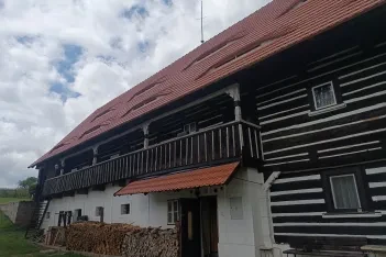 Volská oka  na roubené chalupě