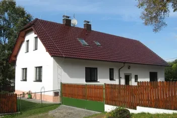 Chalupa se střechou s krytinou Bramac Topas.