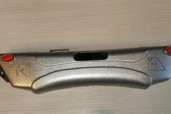 Nůž s háčkem na prořezávání obalové fólie.