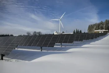 Fotovoltaická elektrárna na zasněžené louce