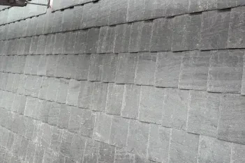 Břidlicové prvky na střeše ZŠ Smetanka.