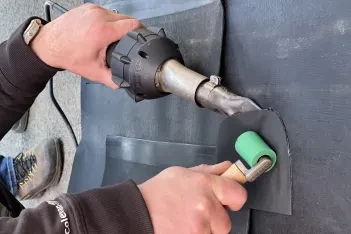 Lepení fólie s přítlačným válečkem.