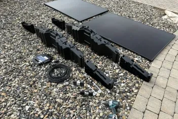 Sestava fotovoltaických panelů a balastní nádrže