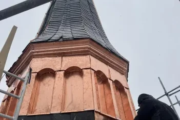 Nové obložení kostelní věže ve Frymburku.