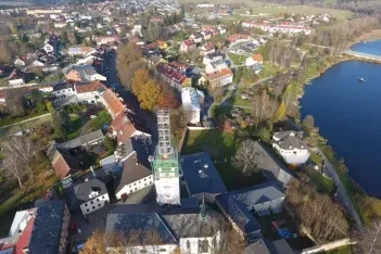 Věž kostela ve Frymburku.