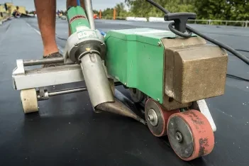 Detail svařovacího automatu při svařování spoje EPDM fólie horkým vzduchem.